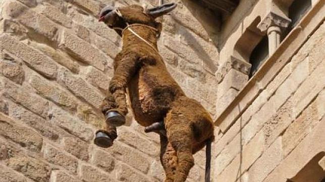 El asno de cartón piedra colgando del campanario de Solsona