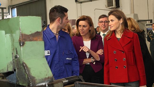 Doña Letizia y Cospedal visitan la zona de Matricería de la Fábrica Arcos, en Albacete