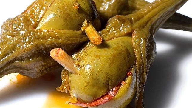 El aliño de vinagre, aceite de oliva, sal, cominos, ajos, pimentón y agua, en el que son fermentadas durante catorce días, dan origen a un aperitivo de sabor único, bajo en calorías y rico en fibra