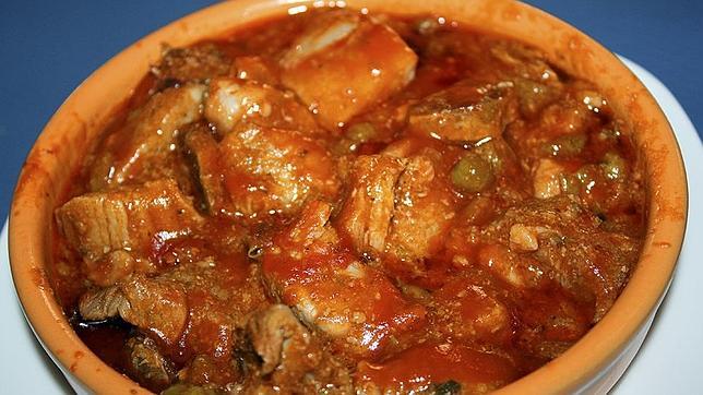 Carcamusas, carne guisada con tomate, guisantes, y un punto de picante,