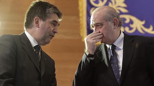 Cosidó avisa al medio centenar de etarras huidos: «La Policía irá a por ellos»