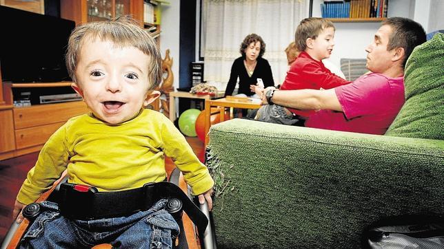 Lucas tiene "huesos de cristal". Su hermano mellizo (al fondo) no padece la enfermedad.