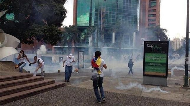 Los estudiantes anuncian otra marcha contra Maduro tras nuevos choques en Caracas