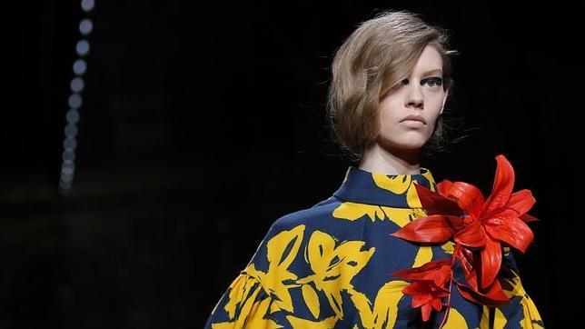Una modelo con broche en forma de flor y tamaño XXL en el desfile de Dries Van Noten