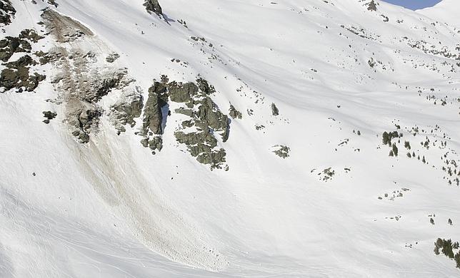 Imagen de un pequeño alud de placa producido por el calentamiento de las rocas en Arcalis (Andorra)
