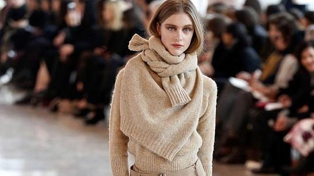 Uno de los estilismos del desfile de Christophe Lemaire con un jersey al cuello