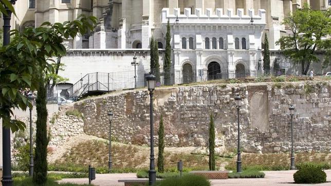Muralla árabe de Madrid, detrás de la Catedral de la Almudena