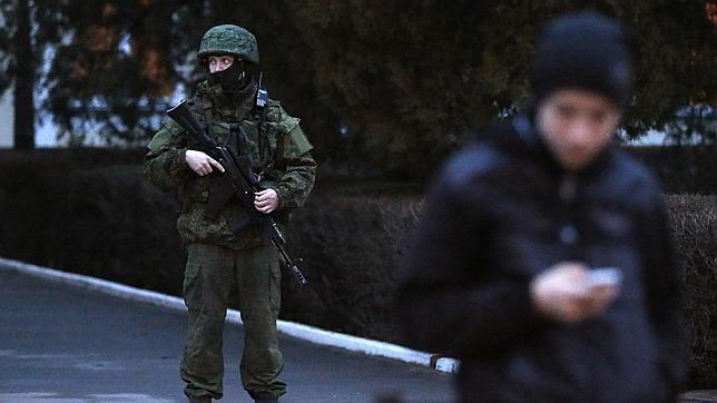 Casi 2.000 soldados rusos han aterrizado en las últimas horas en Crimea