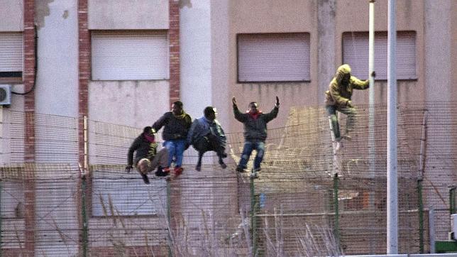 La Guardia Civil no usó pelotas de goma para repeler el salto de 200 inmigrantes a Melilla