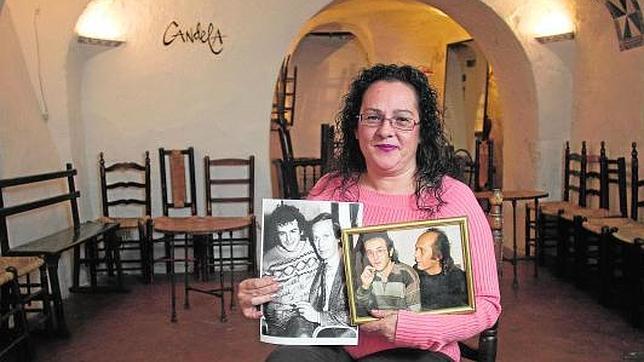 En la imagen, una de las dueñas de El Candela con fotos de Paco y su hermano en los 90
