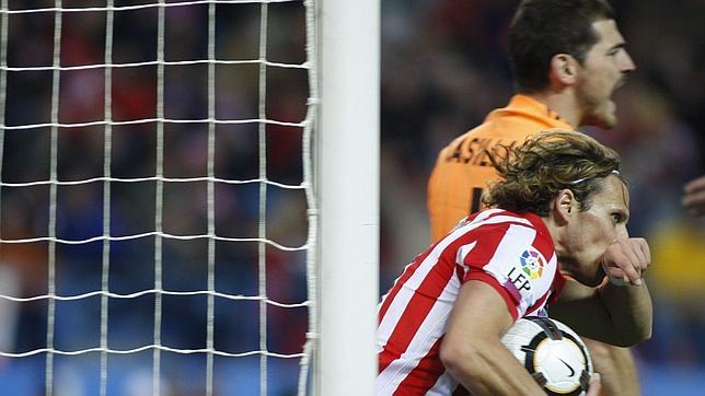 Forlán marcó el 2-3 en el derbi de noviembre de 2009
