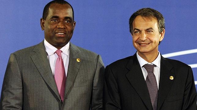 El primer ministro de Dominica, Roosevelt Skerrit, en una cumbre hispano-americana junto a Zapatero en el año 2010