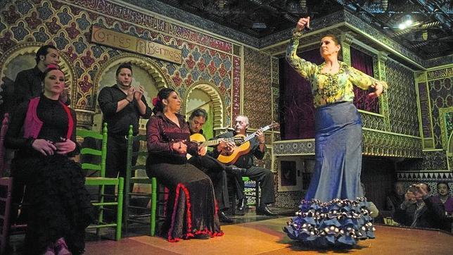 El guitarrista «El chispas», al fondo, compartió escenario en este tablao con el genio