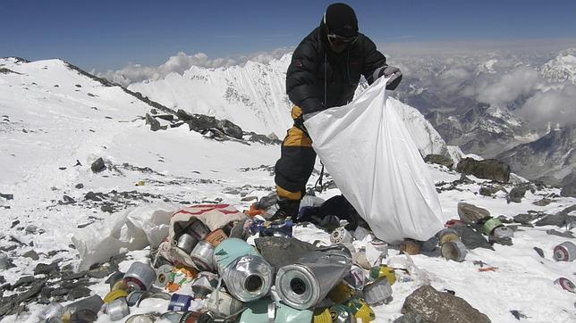 Los alpinistas que escalen el Everest deberán recoger ocho kilos de basura