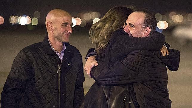 «Los otros dos periodistas españoles secuestrados con Marginedas están bien de salud»