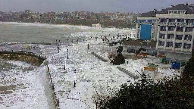 El temporal invade literalmente Cantabria con la pleamar de la tarde