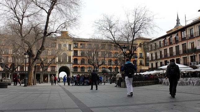 En la Plaza toledana de Zocodover muchos son los que se animan a tomar algo tras caer la tarde