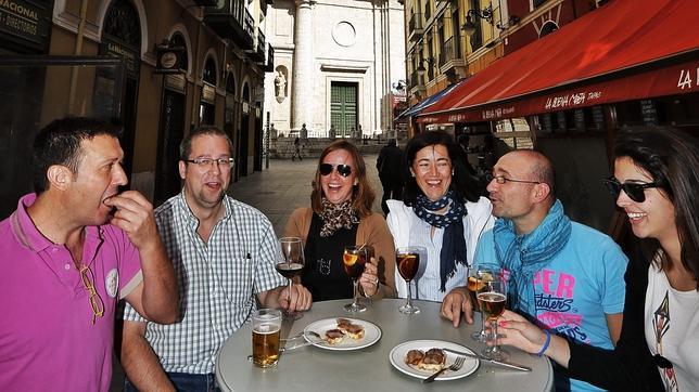 Junto a la Catedral de Valladolid, un tapeo entre amigos