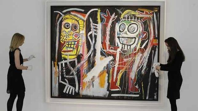 Dos mujeres, junto a «Dustheads», de Basquiat