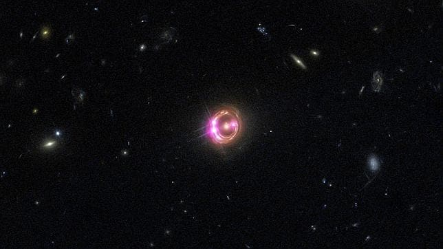 Descubren un agujero negro que gira a la mitad de la velocidad de la luz
