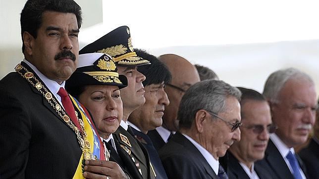 Maduro despliega músculo militar en el primer aniversario de la muerte de Chávez