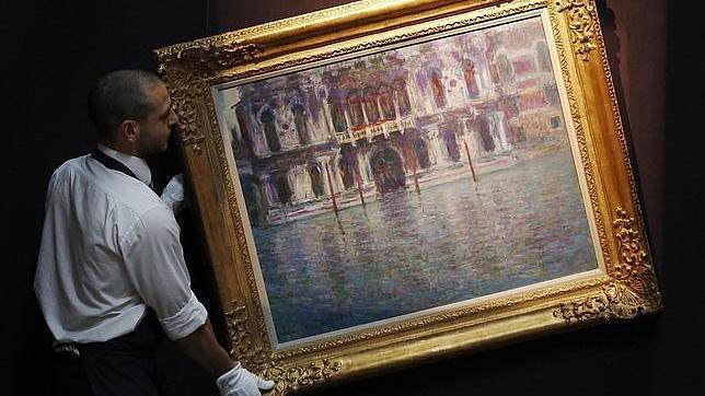 Un empleado de Sotheby's con «Le Palais Contarini», de Monet