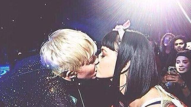 Katy Perry, molesta con Miley Cyrus tras su beso lésbico