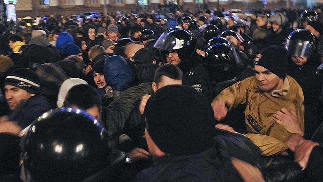 La bandera de Ucrania vuelve a ondear en la sede del Gobierno de Donetsk