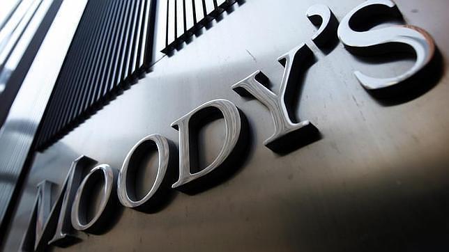 Moody's dice que los bancos españoles están «retrasando» la venta de sus viviendas para evitar pérdidas