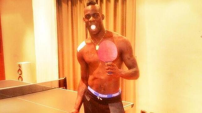 Balotelli la lía jugando al tenis de mesa convaleciente de un hombro