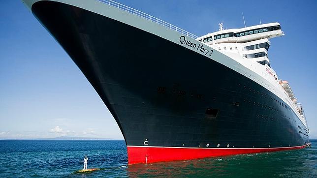 ¿Qué hace este hombre delante del Queen Mary 2?