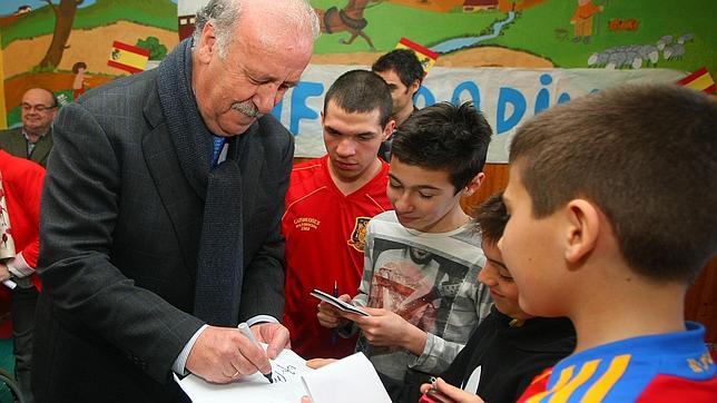 Vicente del Bosque hace felices a los niños discapacitados de los centros Ponferrada y Astorga