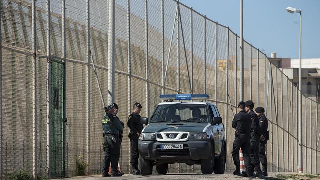 Fallece uno de los inmigrantes que viajaba en la barca interceptada en el Estrecho