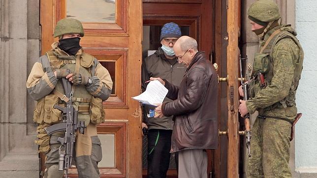 Rusia pacta con Crimea desplegar militares para reforzar su posición en la península
