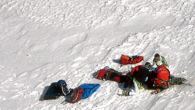 Un madrileño muere junto a otro montañero al despeñarse en Gredos
