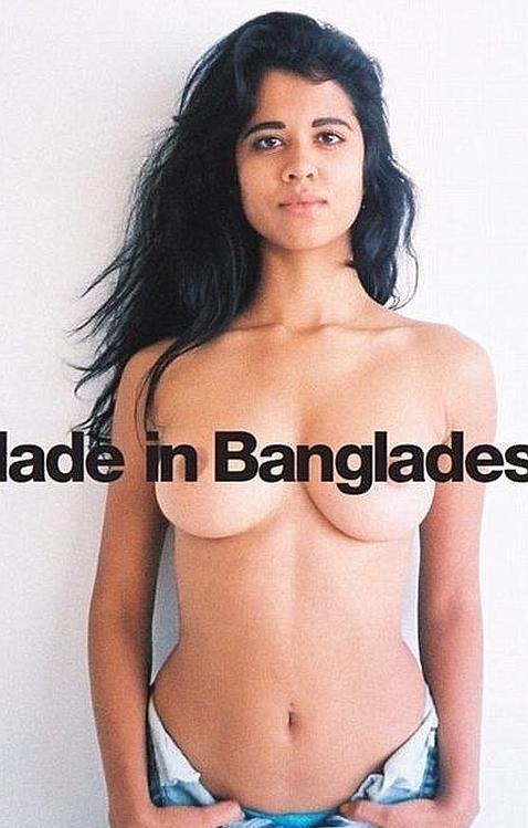 Una joven de origen musulmán en «topless» denuncia las condiciones laborales de Bangladesh