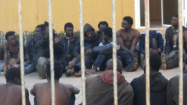 España paga 360 euros a inmigrantes que quieran volver a sus países