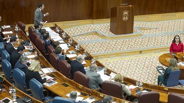 La Asamblea de Madrid aprueba otra reducción de su flota de vehículos