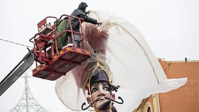 Fallas 2014: La lluvia desluce la mascletà de Zarzoso