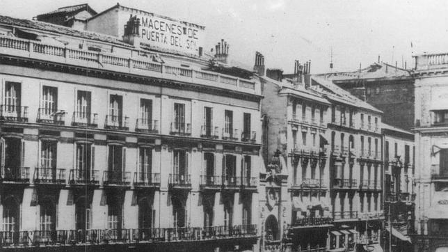 Almacenes Puerta del Sol aparece ya en este cartel de la citada plaza