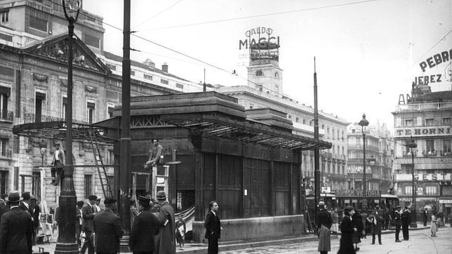 Rótulos luminosos sobre algunas de las principales terrazas de edificios de la Puerta del Sol, en 1933