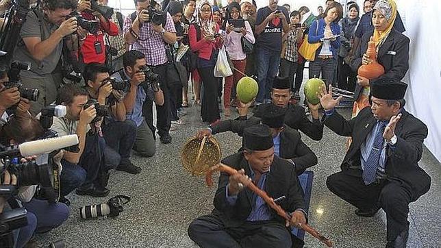 Hacen rituales de magia para ayudar a localizar el avión malasio