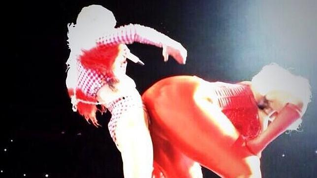 Miley Cyrus, de «twerking» con la modelo más alta del mundo