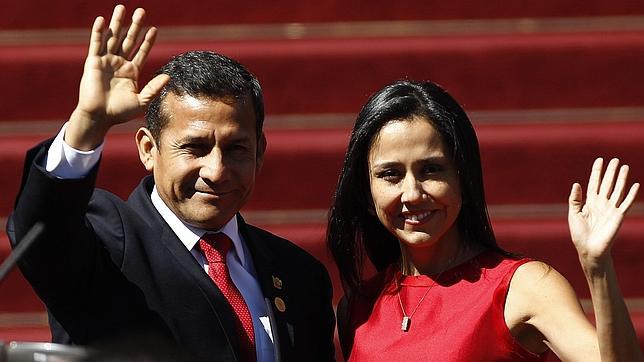 Humala denuncia la campaña «grosera» que busca limitar la labor de su mujer