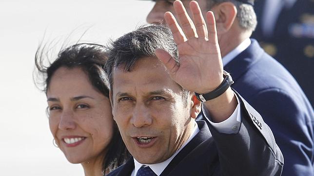 La polémica sobre la primera dama fuerza la dimisión del Gobierno en Perú