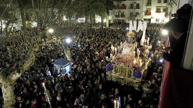 Miles de cordobeses acompañan a la Virgen de las Angustias hasta San Agustín