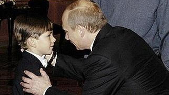 Un adolescente ucraniano le devuelve a Putin el reloj que le regaló