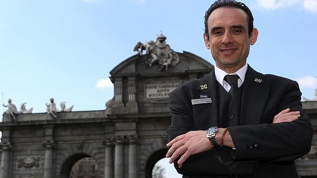 Cinco porteros de cinco hoteles de cinco estrellas