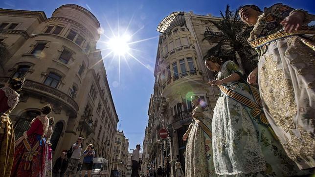 Fallas 2014: Más de 100.000 personas participan en la ofrenda a la Virgen de los Desamparados
