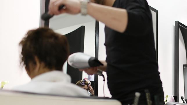 Detenido un peluquero por cortar el pelo a una mujer en Arabia Saudí